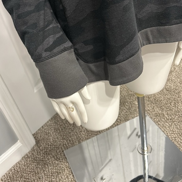 Danskin crew neck sweatsh - camo! - Picture 4 of 5